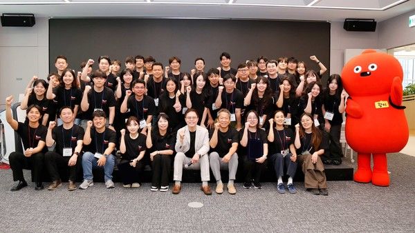 AI 해커톤 대회에 참석한 광동제약 임직원들이 기념촬영을 하고 있다. /사진=광동제약