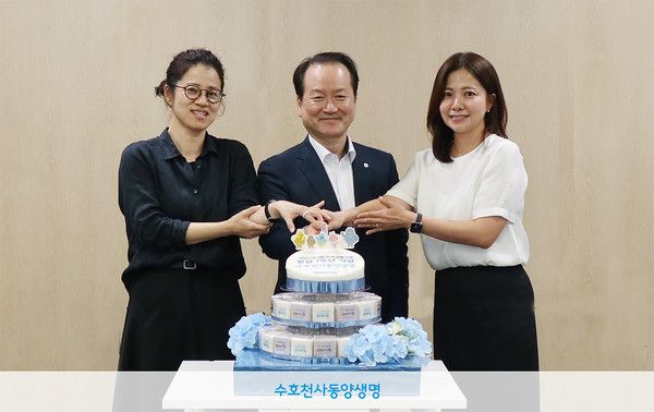 동양생명 성대규 대표(가운데)가 지난 1일 열린 '돌잡이' 콘셉트의 타운홀 미팅에서 직원들과 함께 기념 떡을 자르고 있다. / 사진=동양생명