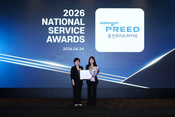 웅진프리드라이프, '2026 국가서비스대상' 상조서비스 부문 8년 연속 수상. (왼쪽)서울과학종합대학원대학교 하수경 교수 (오른쪽)웅진프리드라이프 한빛나 팀장 /사진=웅진프리드라이프