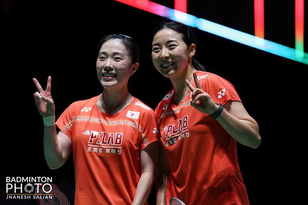 전북은행 소속 공희용 선수와 김혜정 선수가 2026 세계배드민턴연맹(BWF) 월드투어 일본오픈 여자복식 우승을 차지한 뒤 기념 촬영을 하고 있다. / 사진=대한배드민턴협회