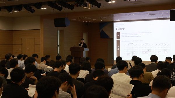 지난 16일 상장회사회관에서 열린 '전자주주총회 제도 도입 설명회'에서 한국예탁결제원 관계자가 전자주주총회 플랫폼의 주요 기능과 이용 방법을 설명하고 있다. / 사진=한국예탁결제원
