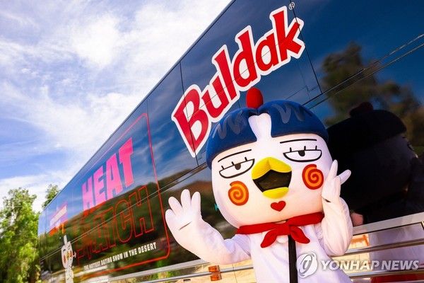 삼양식품은 브랜드 '불닭'을 엔터테인먼트와 결합한 데이팅 리얼리티 쇼 '히트 매치'를 미국에서 공개했다고 17일 밝혔다. 사진은 '히트 매치'에 등장하는 불닭 버스 /사진=삼양식품