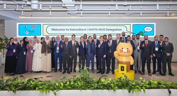 지난 20일 경기 성남시 카카오뱅크 판교오피스에서 아랍에미리트(UAE) NAFIS 리더십 프로그램 참가자와 카카오뱅크 관계자들이 디지털뱅킹 혁신 사례 발표와 오피스 투어를 마친 뒤 기념 촬영을 하고 있다. 앞줄 오른쪽에서 아홉 번째부터 윤호영 카카오뱅크 대표이사, 김석 뱅킹그룹장(여섯 번째), 김우주 글로벌본부장(열 번째). / 사진=카카오뱅크