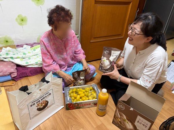 지난 15일 서울시성북구재가노인복지기관 관계자가 재가 어르신 가정을 방문해 초복 보양식과 제철 과일, 건강 음료를 전달하고 있다. / 사진=iM라이프