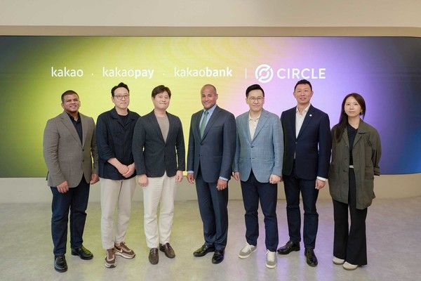 지난 22일 경기 성남시 판교 카카오페이 오피스에서 카카오그룹과 서클 관계자들이 국내 디지털자산 인프라 협력 방안을 논의한 뒤 기념 촬영을 하고 있다. 왼쪽부터 프레빈 필레이 서클 금융파트너십 시니어디렉터, 류태욱 카카오 부사장, 신원근 카카오페이 대표, 단테 디스파르테 서클 최고전략책임자 겸 글로벌 정책 총괄, 송호근 카카오뱅크 부행장, 얌키 찬 서클 아시아태평양(APAC) 총괄, 손경희 카카오페이 부사장. / 사진=카카오페이