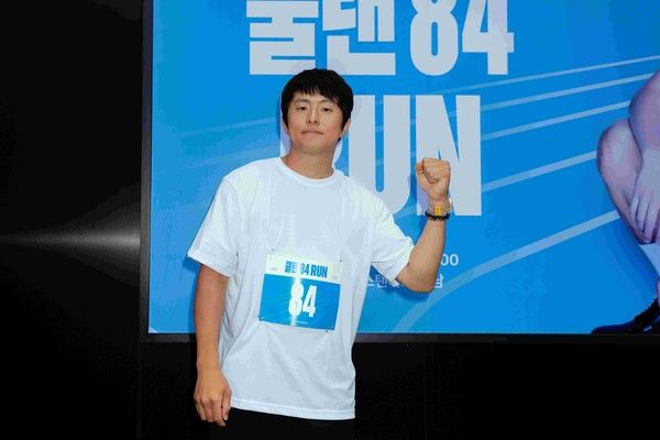 무신사 스탠다드의 러닝 이벤트 '쿨탠84RUN'에서 고객들과 함께 달린 웹툰 작가 '기안84'의 모습 /사진=무신사