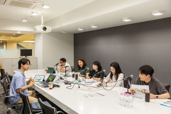전문 성우로부터 보이스 트레이닝 진행 중인 GC녹십자 임직원 / 사진=GC녹십자