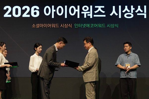 HK이노엔 전략지원실 김기호 전무가 '소셜아이어워드 2026' 시상식에서 의료·제약분야 유튜브 대상을 수상하고 있다. / 사진=HK이노엔
