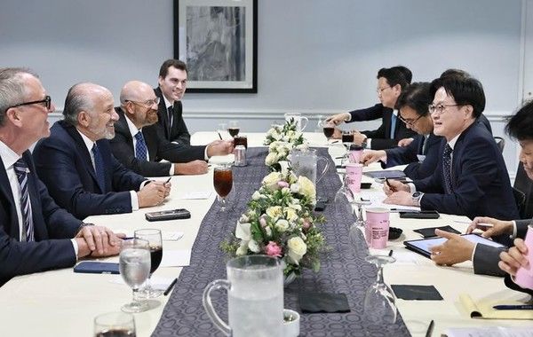 김정관 산업통상부 장관이 지난 23일(현지시간) 미국 워싱턴 D.C. 메이프라워호텔에서 하워드 러트닉 미 상무부 장관과 면담하고 있다./사진=산업통상부