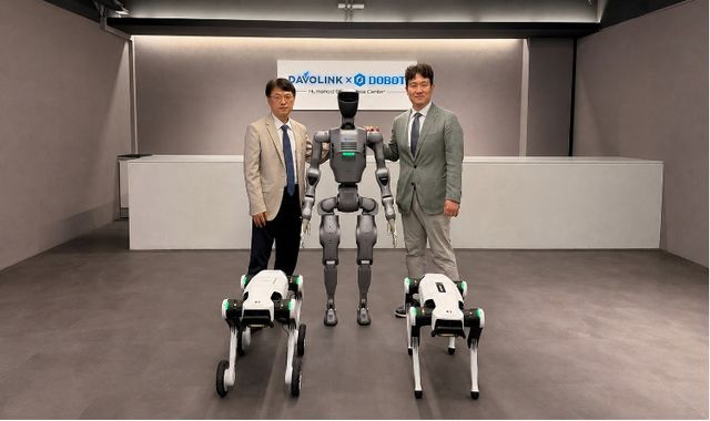 김삼연 다보링크 대표이사(왼쪽)와 이내형&nbsp;두봇로보틱스코리아&nbsp;대표이사가 기념촬영을 하고 있다. / 사진=다보링크