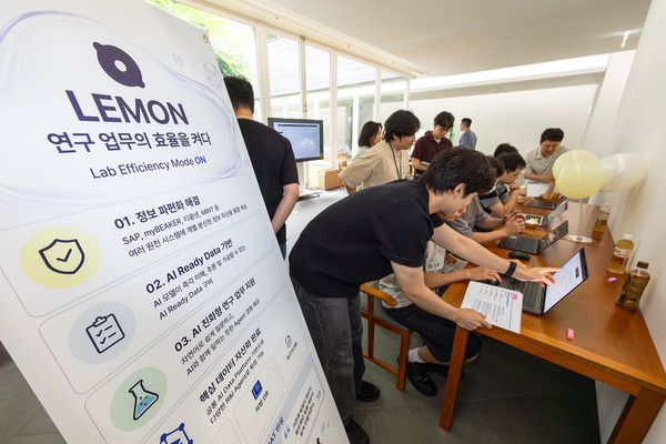 KT가 아모레퍼시픽의 기술연구소 전체 데이터를 통합·재설계하는 '데이터 하이웨이'(Data Highway) 프로젝트를 완료하고, AI 기반 연구개발 혁신을 위한 AI 특화 데이터 플랫폼을 구축했다고 28일 밝혔다. 아모레퍼시픽 R&I센터 직원들이 AI Assistant '레몬'(LEMON, Lab Efficiency Mode ON) 오픈식에서 레몬을 직접 체험하는 모습. /사진=KT