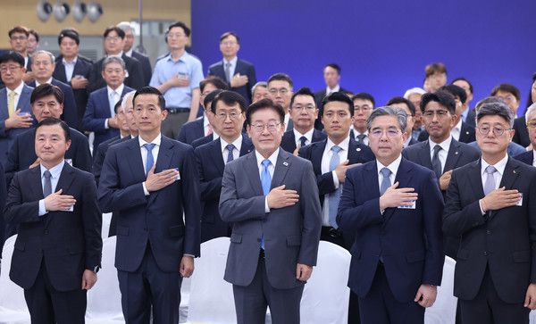 이재명 대통령이 3일 경남 진주시에서 열린 영남권 첨단산업 발전비전 국민보고회에서 국민의례를 하고 있다. (왼쪽부터) 노태문 삼성전자 대표이사 사장, 김동관 한화그룹 부회장, 이재명 대통령, 장재훈 현대차그룹 부회장, 정재헌 SK텔레콤 대표이사 사장. /사진=연합뉴스