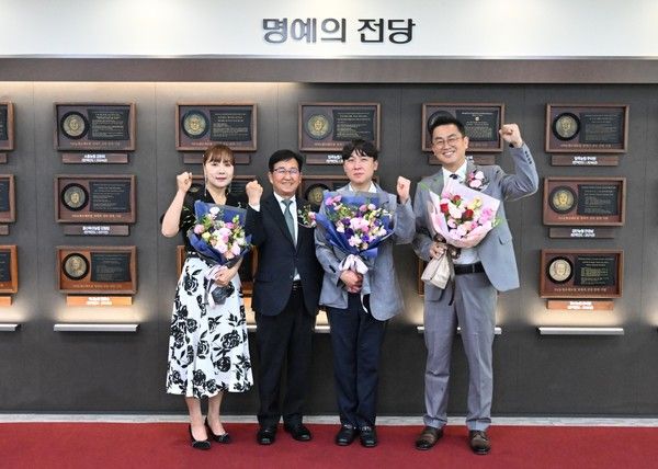 지난 2일 서울 서대문구 NH농협손해보험 본사에서 열린 '2026 명예의 전당 개인 부문 헌액식'에서 송춘수 대표이사(왼쪽 두 번째)가 헌액자들과 기념 촬영을 하고 있다. / 사진=NH농협손해보험