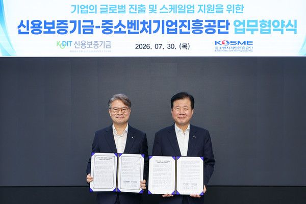 30일 대구 신용보증기금 본점에서 열린 '기업의 글로벌 진출 및 스케일업 지원을 위한 업무협약식'에서 강승준 신용보증기금 이사장(왼쪽)과 강석진 중소벤처기업진흥공단 이사장이 기념 촬영을 하고 있다. / 사진=신용보증기금