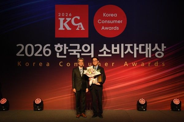 풀무원 리빙케어사업본부 강재훈 본부장(오른쪽)이 '2026&nbsp;한국의 소비자대상' 소형 김치냉장고 부문 대상 수상 후 기념 촬영하고 있다. /사진=풀무원
