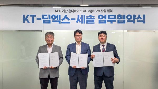 KT가 온디바이스 AI 반도체(NPU) 전문기업 딥엑스, 교통·상용차 단말 및 AI Edge Box 전문기업 세솔과 ‘NPU 기반 온디바이스 AIoT 사업 협력을 위한 3자 업무협약’을 체결했다고 31일 밝혔다. (왼쪽부터) KT Enterprise부문 수도권강북법인고객본부장 성제현 상무와 딥엑스 김녹원 대표, 세솔 이태헌 대표가 양해각서 체결 후 기념 사진을 촬영했다. /사진=KT