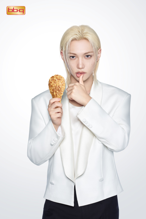 BBQ는 스트레이 키즈 필릭스와 협업한 신메뉴 '필크런치'(Feel Crunch)를 국내와 미국에 동시 출시했다. /사진=BBQ