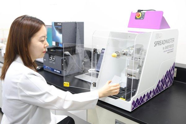 코스맥스 R&I유닛 ISO 23675 기반 SPF 평가 진행 모습 /사진=코스맥스