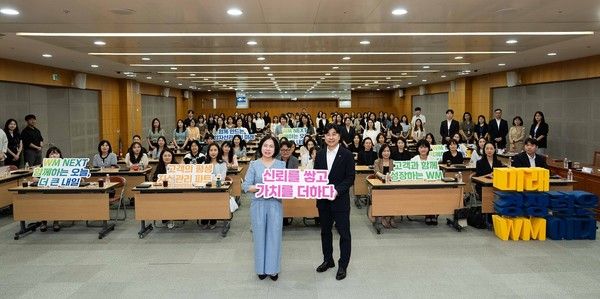 7일 NH농협은행 본사에서 열린 '2026년 하반기 WM NEXT 사업추진 전략회의' 참석자들이 기념 촬영을 하고 있다. / 사진=NH농협은행