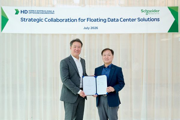 HD한국조선해양은 지난 7일( 경기도 성남 HD현대 글로벌R&D센터에서 슈나이더 일렉트릭과 ‘부유식 데이터센터 인프라 기술 공동개발을 위한 업무협약’을 체결했다. 김형관 HD한국조선해양 대표(우), 슈나이더 일렉트릭 코리아 권지웅 대표가 기념촬영을 하고 있다../사진=HD한국조선해양