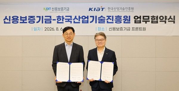 지난 6일 서울 마포구 프론트원에서 열린 업무협약식에서 강승준 신용보증기금 이사장(오른쪽)과 전윤종 한국산업기술진흥원장이 기념촬영을 하고 있다. / 사진=신용보증기금