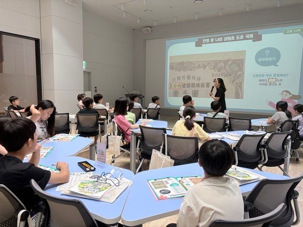 한국예탁결제원 증권박물관 부산관에서 초등학생들이 여름방학 특별프로그램 '전쟁과 회복의 증권이야기'에 참여하고 있다. / 사진=한국예탁결제원