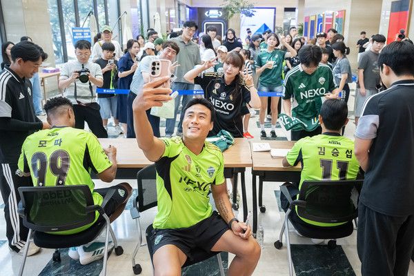 5일 전북은행 본점 1층 JB스퀘어에서 열린 '2026 전북현대모터스FC 팬 사인회'에서 선수가 팬과 기념사진을 촬영하고 있다. / 사진=전북은행