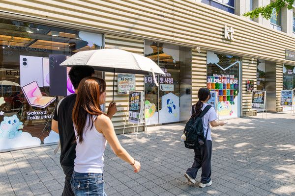 KT가 8월 16일까지 KT플라자 홍대 애드샵 플러스에서 미니브 X 민트라온 콜라보 팝업스토어를 운영한다. KT플라자 '홍대 애드샵 플러스' 전경 /사진=KT