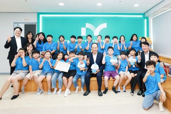 iM사회공헌재단 관계자들이 대구 남구 'iM단디지역아동센터'를 찾아 아동들과 기념 촬영을 하고 있다. / 사진=iM사회공헌재단
