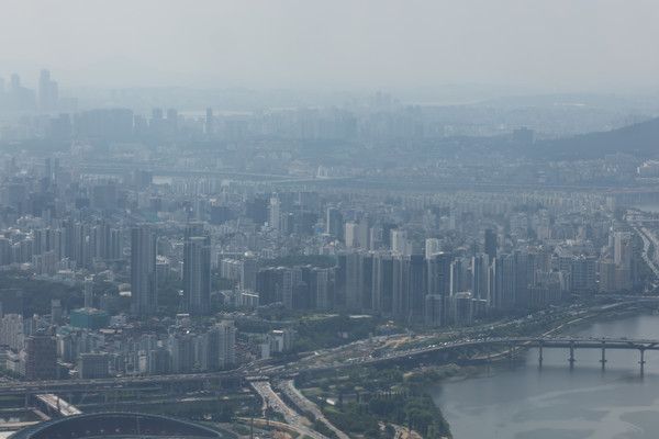 서울 송파구 롯데월드타워에서 바라본 강남구 아파트 모습. /사진=연합뉴스