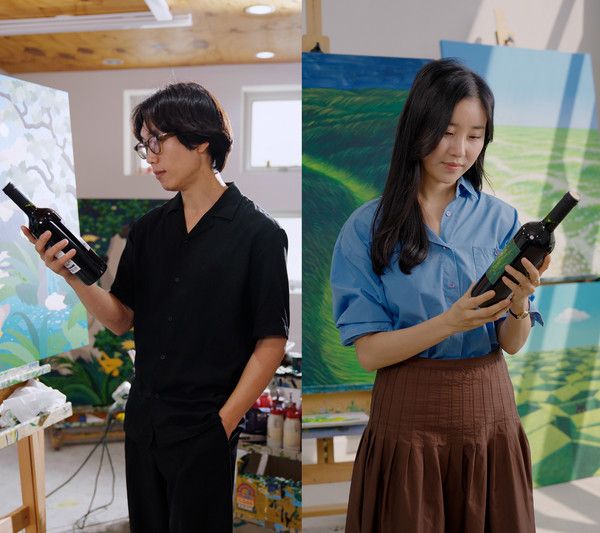 (왼쪽부터) 김선우, 김물길 작가가 '아트 인어보틀' 와인을 바라보고 있다. /사진=GS25