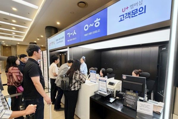 LG유플러스는 10년 이상 장기 이용 고객 1100명을 초청해 뮤지컬 ‘디어 에반 핸슨’을 함께 관람하는 특별 행사를 진행했다고 20일 밝혔다. 지난 18일 서울 중구 충무아트센터 대극장에서 열린 뮤지컬 ‘디어 에반 핸슨’ 공연을 관람하기 위해 LG유플러스 고객들이 모여있다. /사진=LG유플러스