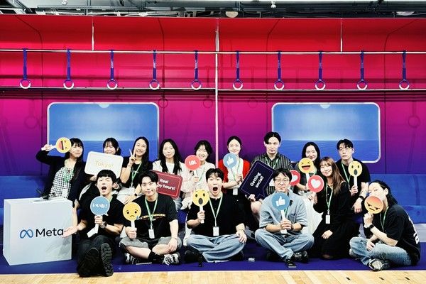 LG유플러스는 지난 18일 U+BOOSTUS 우수 활동자 12명과 일본 도쿄에서 해외 탐방 프로그램을 진행했다. 참가자들이 Meta 현지 오피스에서 기념 촬영하고 있다. /사진=LG유플러스
