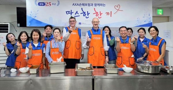 지난 22일 서울특별시립 따스한채움터에서 AXA손해보험 임직원들이 서울역 인근 노숙인과 취약계층을 대상으로 무료급식 배식 봉사를 진행한 뒤 기념 촬영을 하고 있다. / 사진=AXA손해보험