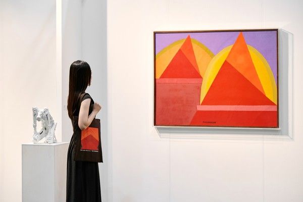 이달 초 서울에서 열린 글로벌 아트페어에서 참석자가 작품을 감상하고 있다. / 사진=AIA생명