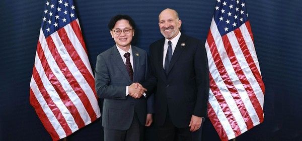 지난 2일(현지 시간) 김정관 산업통상부 장관(왼쪽)이 미국 노스캐롤라이나주 채플힐에서 열린 주요 20개국(G20) 혁신장관회의에 참석해 하워드 러트닉 미 상무장관과 기념사진을 촬영하고 있다. /사진=산업통상부