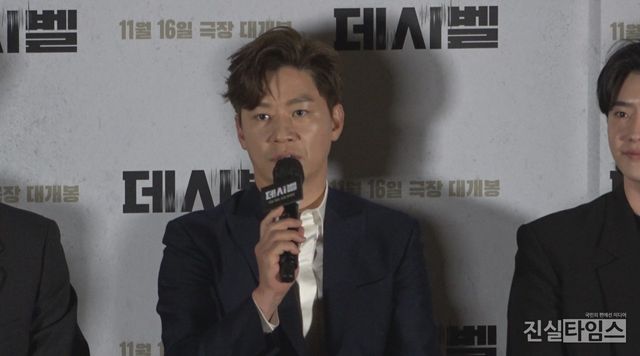인사말하는 정상훈&nbsp;(서울=진실타임스) 이윤영 기자 =&nbsp;한국영화 '데시벨'&nbsp;언론시사회 및 기자간담회가 7일 오후 2시&nbsp;서울 용산구 한강대로 23길 55 용산CGV 아이파크몰에서 열렸다.&nbsp;이 날,&nbsp;정상훈 배우가&nbsp;인사말을 하고 있다. 2022.11.7&nbsp;jinsiltimesdesk@jinsiltimes.org