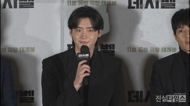 인사말하는 이종석&nbsp;(서울=진실타임스) 이윤영 기자 =&nbsp;한국영화 '데시벨'&nbsp;언론시사회 및 기자간담회가 7일 오후 2시&nbsp;서울 용산구 한강대로 23길 55 용산CGV 아이파크몰에서 열렸다.&nbsp;이 날,&nbsp;이종석 배우가&nbsp;인사말을 하고 있다. 2022.11.7&nbsp;jinsiltimesdesk@jinsiltimes.org