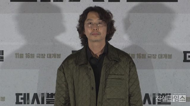 영화 '데시벨' 연출 맡은 황인호 감독&nbsp;(서울=진실타임스) 이윤영 기자 =&nbsp;한국영화 '데시벨'&nbsp;언론시사회 및 기자간담회가 7일 오후 2시&nbsp;서울 용산구 한강대로 23길 55 용산CGV 아이파크몰에서 열렸다.&nbsp;이 날, '데시벨' 연출을 맡은 황인호&nbsp;감독이 포토 포즈 취하고 있다. 2022.11.7&nbsp;jinsiltimesdesk@jinsiltimes.org