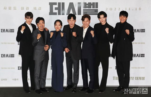영화 '데시벨' 파이팅&nbsp;(서울=진실타임스) 이윤영 기자 =&nbsp;한국영화 '데시벨'&nbsp;언론시사회 및 기자간담회가 7일 오후 2시&nbsp;서울 용산구 한강대로 23길 55 용산CGV 아이파크몰에서 열렸다.&nbsp;이 날, 김래원, 이종석, 정상훈, 박병은, 이상희, 조달환, 차은우 배우가 파이팅 포토 포즈 취하고 있다. 2022.11.7&nbsp;jinsiltimesdesk@jinsiltimes.org