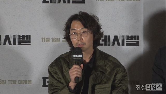 인사말하는 황인호 감독&nbsp;(서울=진실타임스) 이윤영 기자 =&nbsp;한국영화 '데시벨'&nbsp;언론시사회 및 기자간담회가 7일 오후 2시&nbsp;서울 용산구 한강대로 23길 55 용산CGV 아이파크몰에서 열렸다.&nbsp;이 날,&nbsp;'데시벨' 연출을 맡은 황인호&nbsp;감독이 인사말을 하고 있다. 2022.11.7&nbsp;jinsiltimesdesk@jinsiltimes.org
