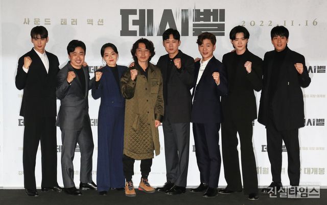 영화 '데시벨' 파이팅&nbsp;(서울=진실타임스) 이윤영 기자 =&nbsp;한국영화 '데시벨'&nbsp;언론시사회 및 기자간담회가 7일 오후 2시&nbsp;서울 용산구 한강대로 23길 55 용산CGV 아이파크몰에서 열렸다.&nbsp;이 날,&nbsp;'데시벨' 연출을 맡은 황인호&nbsp;감독을 비롯해 김래원, 이종석, 정상훈, 박병은, 이상희, 조달환, 차은우 배우가 파이팅 포토 포즈 취하고 있다. 2022.11.7&nbsp;jinsiltimesdesk@jinsiltimes.org