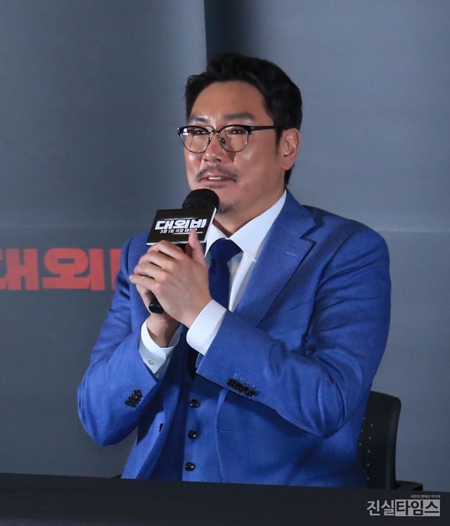 개봉 소감 말하는 조진웅&nbsp;(서울=진실타임스) 이윤영 기자 =&nbsp;한국영화 '대외비'&nbsp;언론시사회 및 기자간담회가 20일 오후 2시&nbsp;서울 강남구 영동대로 513 코엑스몰 지하 1층 메가박스 코엑스에서 열렸다.&nbsp;이 날, 조진웅 배우가 개봉 소감을 말하고 있다. 2023.2.20&nbsp;jinsiltimesdesk@jinsiltimes.org