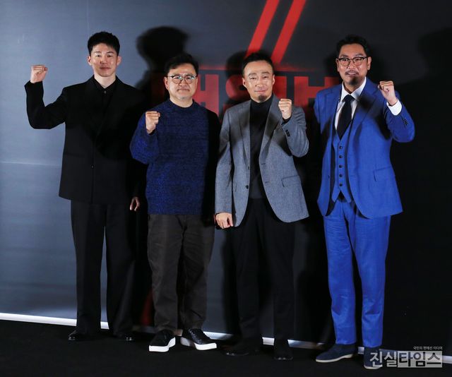 영화 '대외비' 파이팅&nbsp;(서울=진실타임스) 이윤영 기자 =&nbsp;한국영화 '대외비'&nbsp;언론시사회 및 기자간담회가 20일 오후 2시&nbsp;서울 강남구 영동대로 513 코엑스몰 지하 1층 메가박스 코엑스에서 열렸다.&nbsp;이 날, '대외비' 연출을 맡은 이원태 감독을 비롯해&nbsp;조진웅, 이성민, 김무열 배우가 파이팅 포토 포즈 취하고 있다. 2023.2.20&nbsp;jinsiltimesdesk@jinsiltimes.org