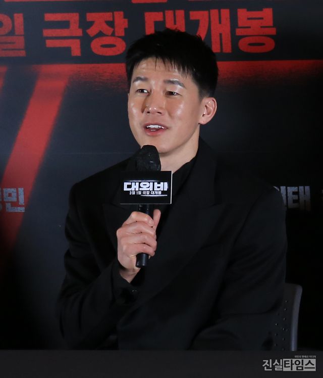 개봉 소감 말하는 김무열&nbsp;(서울=진실타임스) 이윤영 기자 =&nbsp;한국영화 '대외비'&nbsp;언론시사회 및 기자간담회가 20일 오후 2시&nbsp;서울 강남구 영동대로 513 코엑스몰 지하 1층 메가박스 코엑스에서 열렸다.&nbsp;이 날, 김무열 배우가 개봉 소감을 말하고 있다. 2023.2.20&nbsp;jinsiltimesdesk@jinsiltimes.org