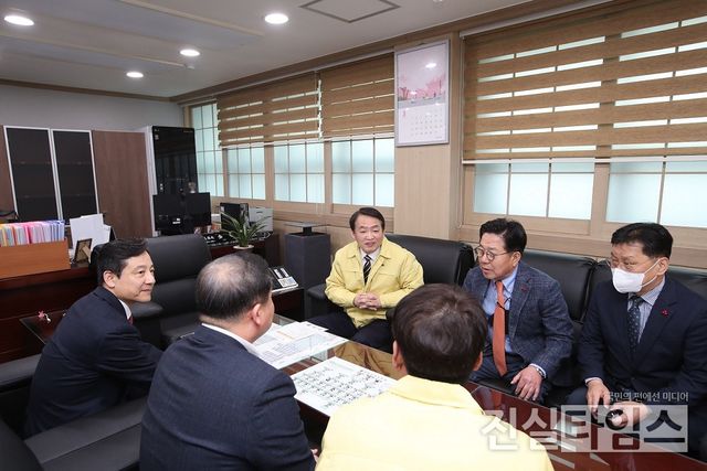 신한은행 인천기관본부 현대시장 화재 피해 복구 지원 (서울=진실타임스) 이윤영 기자 = 황재필 신한은행 인천기관본부장(좌 첫 번째),&nbsp;김찬진 인천 동구청장(좌 세 번째),&nbsp;조상범 인천사회복지공동모금회장(우 두 번째)&nbsp;및 관계자들이 인천 동구 현대시장 화재 피해 복구 지원 방안을 논의 하고 있다. 2023.3.9&nbsp;jinsiltimesdesk@jinsiltimes.org [신한은행 제공 재판매 및 DB 금지]