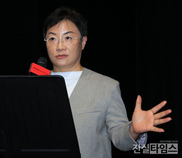 인사말하는 강석란 두산아트센터 센터장&nbsp;(서울=진실타임스) 이윤영 기자 = 두산인문극장 2023 : Age, Age, Age 나이, 세대, 시대 제작발표회가 20일 오후 2시 서울 종로구 종로 33길 15 두산아트센터 스페이스111에서 열렸다.&nbsp;이 날, 강석란 두산아트센터 센터장이 인사말을 하고 있다. 2023.3.20&nbsp;jinsiltimesdesk@jinsiltimes.org&nbsp;