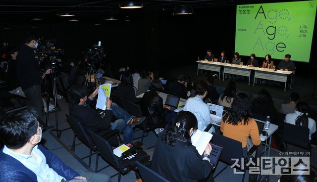 두산인문극장 2023 : Age, Age, Age 나이, 세대, 시대 기자간담회&nbsp;(서울=진실타임스) 이윤영 기자 = 두산인문극장 2023 : Age, Age, Age 나이, 세대, 시대 제작발표회가 20일 오후 2시 서울 종로구 종로 33길 15 두산아트센터 스페이스111에서 열렸다.&nbsp;이 날, 이오진 연극 '댄스 네이션' 연출, 부새롬 연극 '20세기 블루스' 연출, 정진새 연극 '너의 왼손이 나의 왼손과 그의 왼손을 잡을 때' 연출, 김요안 두산아트센터 프로듀서, 최희승 두산갤러리 큐레이터, 주일우 이음 대표가 참석했다. 2023.3.20&nbsp;jinsiltimesdesk@jinsiltimes.org&nbsp;