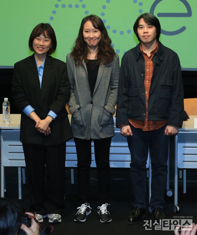 두산인문극장 2023 : Age, Age, Age 나이, 세대, 시대&nbsp;참가한 공연 창작진들&nbsp;(서울=진실타임스) 이윤영 기자 = 두산인문극장 2023 : Age, Age, Age 나이, 세대, 시대 제작발표회가 20일 오후 2시 서울 종로구 종로 33길 15 두산아트센터 스페이스111에서 열렸다.&nbsp;이 날, 이오진 연극 '댄스 네이션' 연출, 부새롬 연극 '20세기 블루스' 연출, 정진새 연극 '너의 왼손이 나의 왼손과 그의 왼손을 잡을 때' 연출이 포토 포즈 취하고 있다. 2023.3.20&nbsp;jinsiltimesdesk@jinsiltimes.org&nbsp;