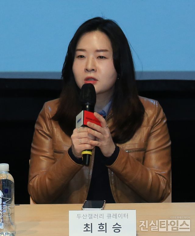 전시 프로그램 소개하는 최희승 두산갤러리 큐레이터 (서울=진실타임스) 이윤영 기자 = 두산인문극장 2023 : Age, Age, Age 나이, 세대, 시대 제작발표회가 20일 오후 2시 서울 종로구 종로 33길 15 두산아트센터 스페이스111에서 열렸다.&nbsp;이 날, 최희승 두산갤러리 큐레이터가&nbsp;전시 프로그램을 소개 하고 있다. 2023.3.20&nbsp;jinsiltimesdesk@jinsiltimes.org&nbsp;